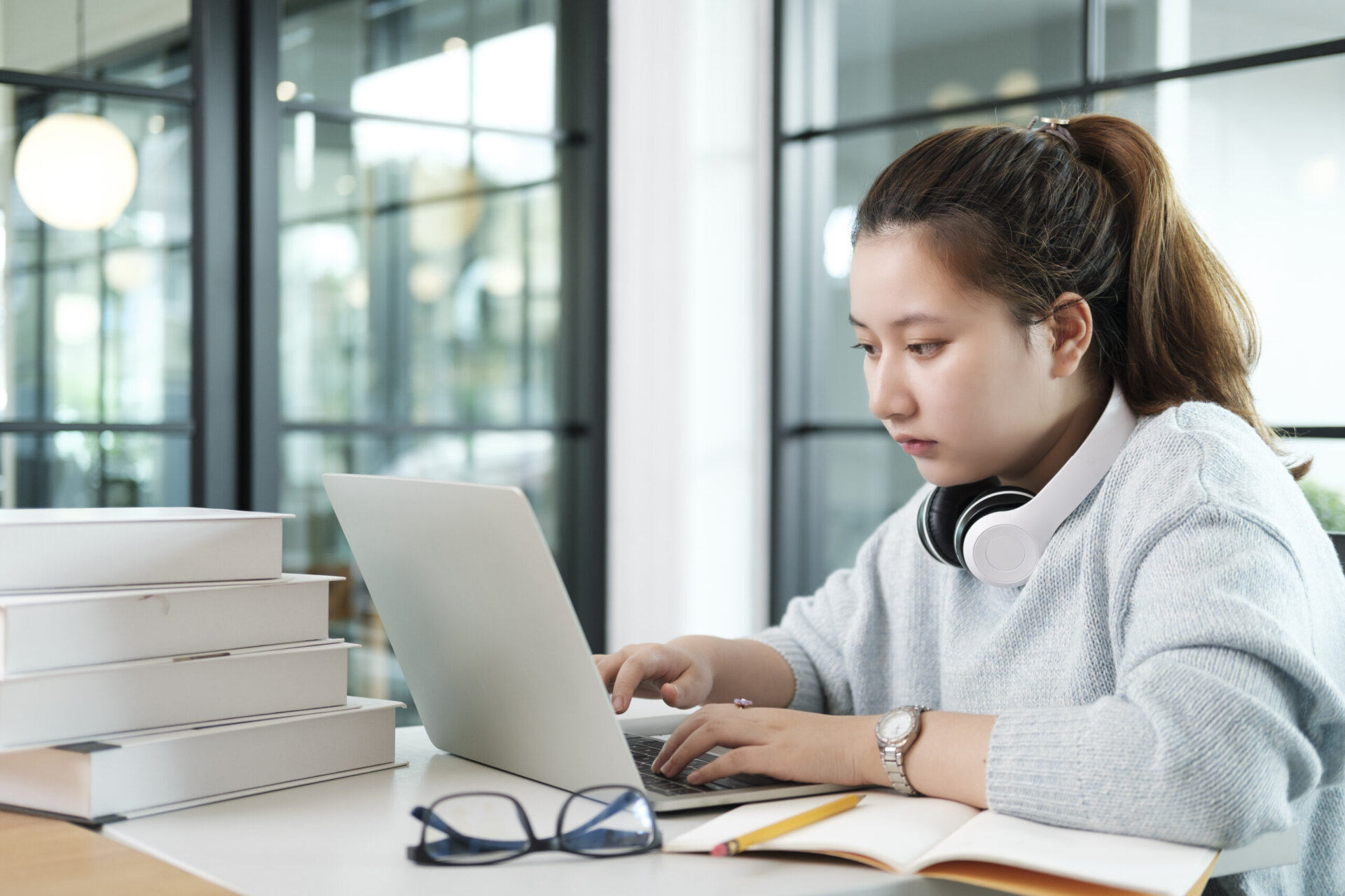 Studentka Uniwersytetu Warszawskiego przeglądająca platformę USOS UW